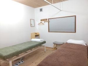 シンプルで落ち着いた施術室